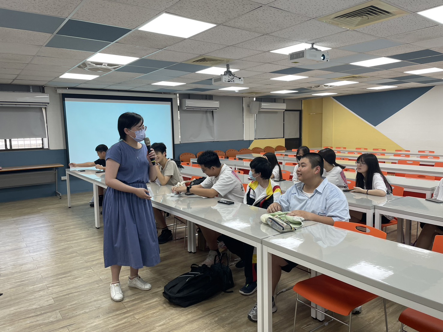 講師與學生互動